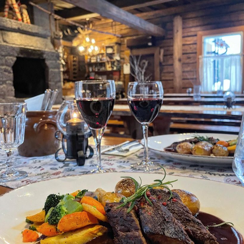 villisika kaskiperunoilla